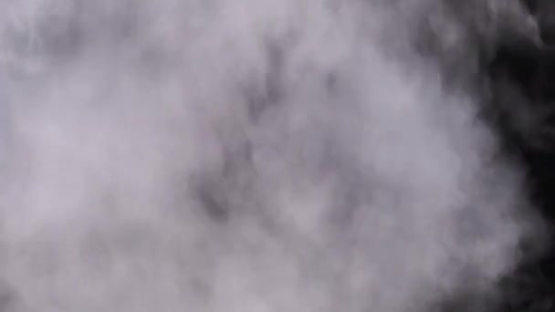 Fumo Branco Fundo Preto Uma Nuvem Vapor Aumenta Nevoeiro Flutuante — Vídeo de Stock