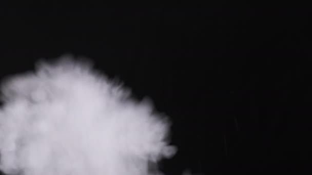 黑色背景上的白烟蒸汽云升了起来 飘飘欲仙蒸气的爆炸蒸汽 透明的烟云 抽象的雾 蒸汽质感 真正的大气效应 — 图库视频影像