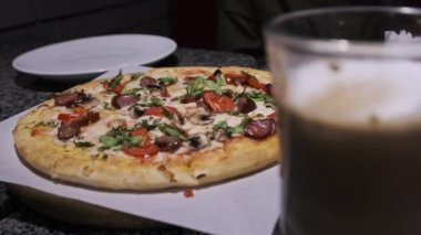 Restorandaki masada taze pizza var. Pizzacının iştah açıcı pizzasından bir dilim. 4K
