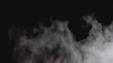 Alfa kanalı ile duman. Gerçekçi duman veya buhar bulutları şeffaf bir arkaplanda yükselir. Özel efekt, doku, görüntü, kompozit ve video montajında kullanım. Duman atmosfer sisi örtüsü. 4K