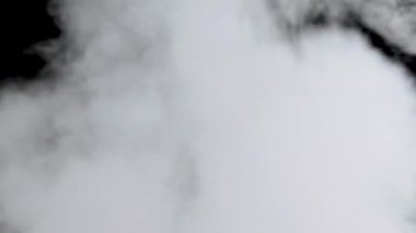 Alfa Kanalı 'yla duman veya buhar patlaması. Şeffaf arkaplanda gerçekçi bulutlar yükselir. Ağır çekim. Özel efekt, doku, kompozit ve video montajında kullanım. Duman atmosfer sisi örtüsü