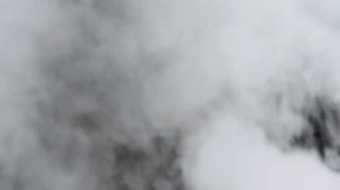 Alfa Kanalı 'yla duman veya buhar patlaması. Şeffaf arkaplanda gerçekçi bulutlar yükselir. Ağır çekim. Özel efekt, doku, kompozit ve video montajında kullanım. Duman atmosfer sisi örtüsü