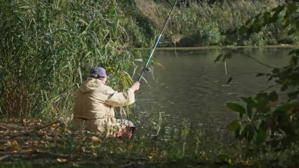 Der Fischer Fängt Fische Ufer Des Flusses Rückenansicht Eines Einsamen — Stockvideo