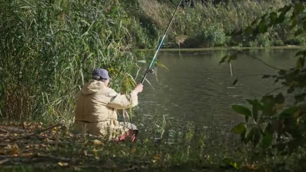 Pescatore Cattura Pesce Sulla Riva Del Fiume Vista Posteriore Vecchio — Video Stock