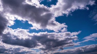 Gökyüzünde hareket eden kümülüs bulutlarının zamanı. Karanlık ve aydınlık bulutların şekil değiştirdiği yaz bulutlu bir yer. Atmosfer arkaplanı, zaman atlaması. Hava değişikliği. Doğa, Gökyüzü bulutları, boşluğu kopyalayın
