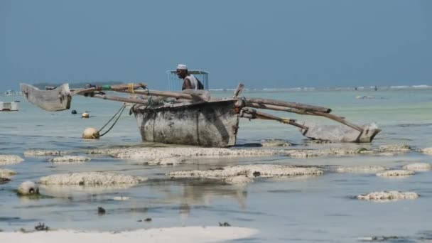 Zanzibar Matemwe Ruary 2021 Afrikansk Traditionell Träbåt Strandsatt Sanden Stranden — Stockvideo