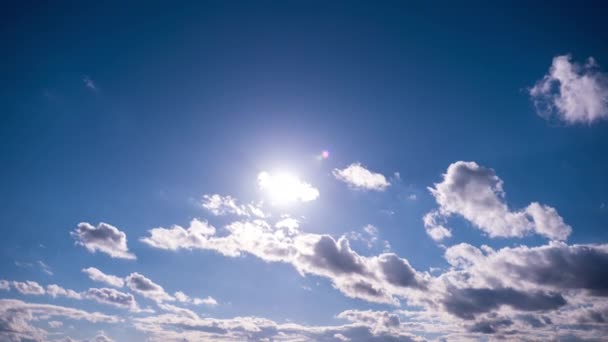 Nuvens Movendo Sob Sol Brilhante Céu Azul Timelapse Fundo Espaço — Vídeo de Stock