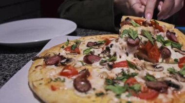 Restorandaki masada taze pizza var. Pizzacının iştah açıcı pizzasından bir dilim. 4K