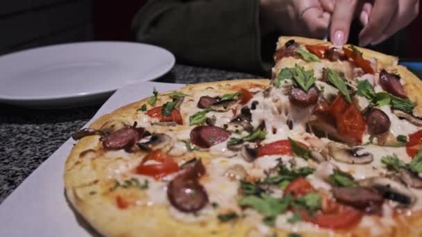 Verse Pizza Tafel Het Restaurant Pan Shot Van Een Smakelijke — Stockvideo