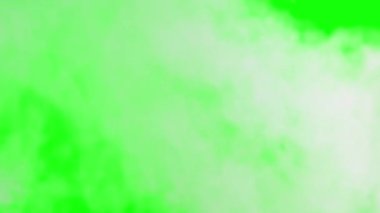 Yeşil ekranda duman veya buhar patlaması. Şeffaf bir arkaplanda gerçekçi bulutlar yükselir. Özel efekt, doku, görüntü, kompozit ve video montajında kullanım. Duman atmosfer sis örtüsü 4K