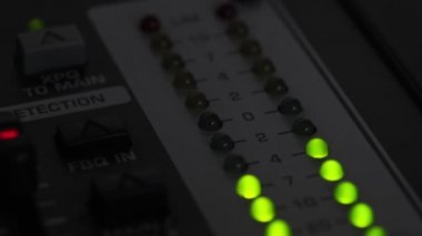 Karıştırma konsolundaki ses seviyesi sinyalinin LED göstergesi. VU çıkış göstergesinde yeşil ve sarı şeritli yakın çekim. Ses düzeyi ampulleri değişiyor. Ses çubuğundaki Stereo metre