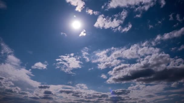 Timelapse Van Cumulus Wolken Bewegen Onder Zon Aan Blauwe Hemel — Stockvideo