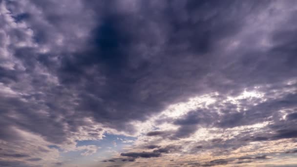 Timelapse Από Πυκνά Σύννεφα Που Κινούνται Κάτω Από Τον Ήλιο — Αρχείο Βίντεο