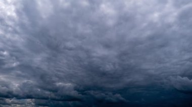 Gökyüzünde hareket eden dramatik fırtına bulutlarının zamanı. Kara kümülüs bulutları bulut uzayında şekillerini değiştirir. Gökyüzü manzaralı. Dramatik atmosfer geçmişi, zaman atlaması. Hava değişikliği. Doğa. 4K