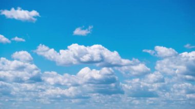 Kümülüs bulutlarının mavi gökyüzünde hareket etme zamanı. Işık bulutları bulut uzayında şekillerini değiştirirler. Harika bir gökyüzü. Bulutların arka planı, zaman atlaması. Uzayı kopyala Hava değişikliği. Doğa. 4K