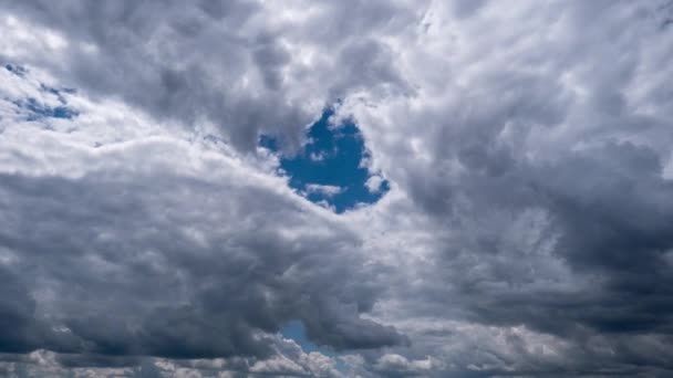Gökyüzünde Hareket Eden Dramatik Fırtına Bulutlarının Zamanı Kara Kümülüs Bulutları — Stok video