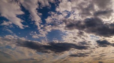 Mavi gökyüzündeki bulutlar yavaşça hareket eder ve şekil değiştirir, Timelapse. Katmanlı sirrus bulutları bulut uzayında çözülür. Görkemli gökyüzü. Yaz bulutları, zaman atlaması. Hava değişimi. Bulutlar arka planda. 4K