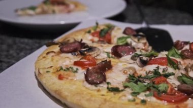 Restorandaki masada taze pizza var. Pizzacının iştah açıcı pizzasından bir dilim. 4K