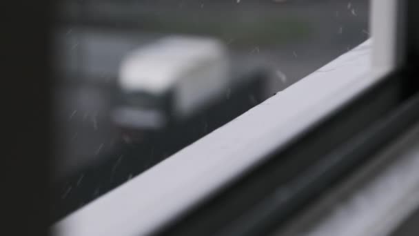 Regentropfen Schlagen Zeitlupe Gegen Den Fenstersims Regentropfen Schlagen Regentagen Zeitlupe — Stockvideo