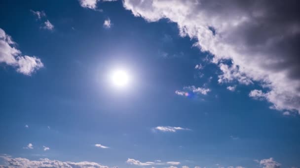Mraky Pohybují Pod Jasným Sluncem Modré Obloze Pozadí Oblačného Prostoru — Stock video