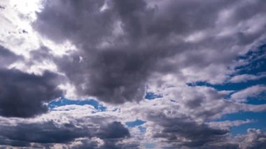 Gökyüzünde hareket eden kümülüs bulutlarının zamanı. Karanlık ve aydınlık bulutların şekil değiştirdiği yaz bulutlu bir yer. Atmosfer arkaplanı, zaman atlaması. Hava değişikliği. Doğa, Gökyüzü bulutları, boşluğu kopyalayın