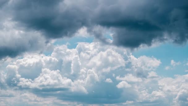 Timelapse Από Πυκνά Σύννεφα Που Κινούνται Στον Γαλάζιο Ουρανό Χνουδωτά — Αρχείο Βίντεο