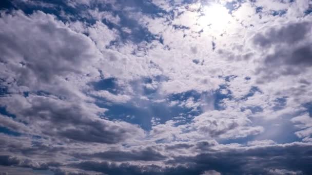 Тімелапс Кумульських Хмар Рухаються Під Сонцем Блакитному Небі Хмари Змінюють — стокове відео