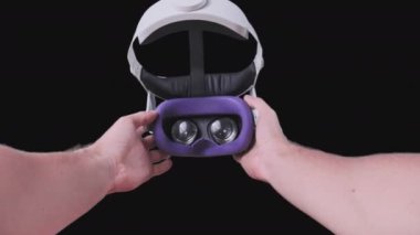 POV görevlisi alfa kanallı VR kulaklığı takıyor. Sanal gerçeklik gözlüğü takmak. Genç erkek eller sanal gerçeklik kaskını tutuyor. Meta-evrene daldırma artırılmış gerçeklik, metaevrene daldırma