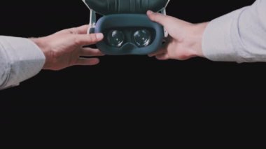 Bakış açısına göre genç adam alfa kanallı VR kulaklık takıyor. POV sanal gerçeklik gözlüğü alıyor. Genç erkek eller sanal gerçeklik kaskını tutuyor. VR maskesi kullanılıyor. Şeffaf arkaplan
