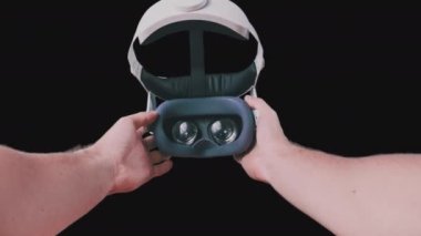 Bakış açısına göre genç adam alfa kanallı VR kulaklık takıyor. POV sanal gerçeklik gözlüğü alıyor. Genç erkek eller sanal gerçeklik kaskını tutuyor. VR maskesi kullanılıyor. Şeffaf arkaplan
