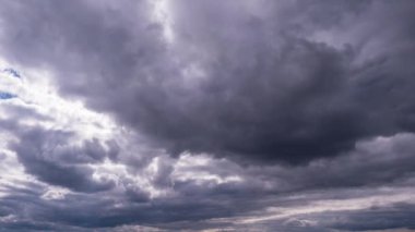 Gökyüzünde hareket eden kümülüs bulutlarının zamanı. Karanlık ve aydınlık bulutların şekil değiştirdiği yaz bulutlu bir yer. Atmosfer arkaplanı, zaman atlaması. Hava değişikliği. Doğa, Gökyüzü bulutları, boşluğu kopyalayın