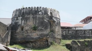 ZANZIBAR, Stone ToWN, 27 HAZİRAN 2021: Stone Town, Zanzibar, Tanzanya 'daki eski tarihi kale. 17. yüzyılın sonlarında inşa edilen Ngome Kongwe Kalesi 'nin içinde. Ünlü bir yer. Afrika.