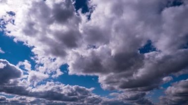 Gökyüzünde hareket eden kümülüs bulutlarının zamanı. Karanlık ve aydınlık bulutların şekil değiştirdiği yaz bulutlu bir yer. Atmosfer arkaplanı, zaman atlaması. Hava değişikliği. Doğa, Gökyüzü bulutları, boşluğu kopyalayın