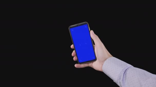 Mężczyzna Trzyma Smartfona Niebieskim Ekranem Markerów Kanale Alfa Klucz Chromowy — Wideo stockowe