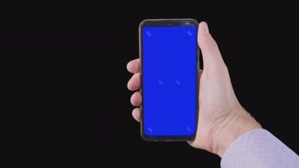 Männliche Hand Hält Ein Smartphone Mit Einem Blauen Bildschirm Mit — Stockvideo