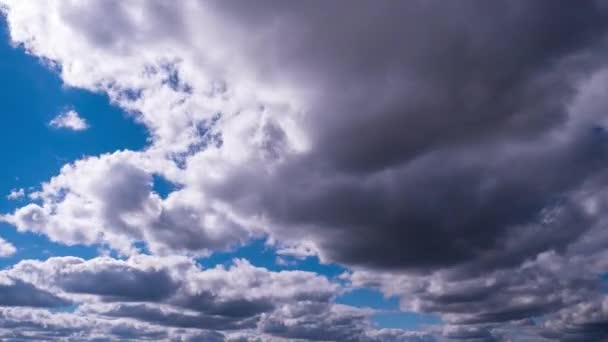 Nubes Moviéndose Bajo Sol Brillante Cielo Azul Timelapse Fondo Espacio — Vídeos de Stock