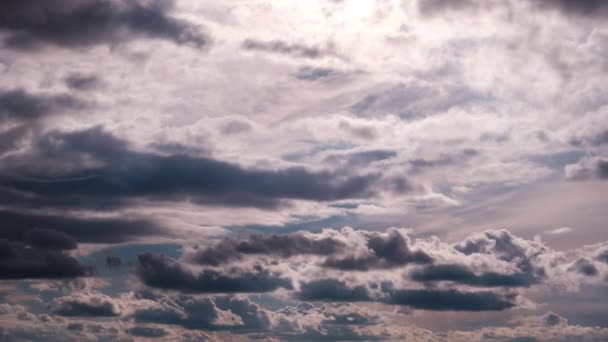 Gökyüzünde Hareket Eden Kümülüs Bulutlarının Zamanı Karanlık Aydınlık Bulutların Şekil — Stok video