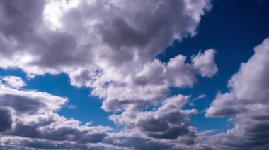 Gökyüzünde hareket eden kümülüs bulutlarının zamanı. Karanlık ve aydınlık bulutların şekil değiştirdiği yaz bulutlu bir yer. Atmosfer arkaplanı, zaman atlaması. Hava değişikliği. Doğa, Gökyüzü bulutları, boşluğu kopyalayın