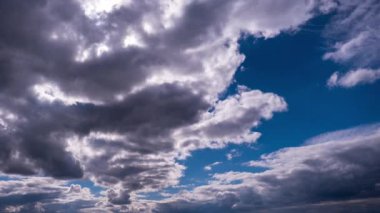 Gökyüzünde hareket eden kümülüs bulutlarının zamanı. Karanlık ve aydınlık bulutların şekil değiştirdiği yaz bulutlu bir yer. Atmosfer arkaplanı, zaman atlaması. Hava değişikliği. Doğa, Gökyüzü bulutları, boşluğu kopyalayın