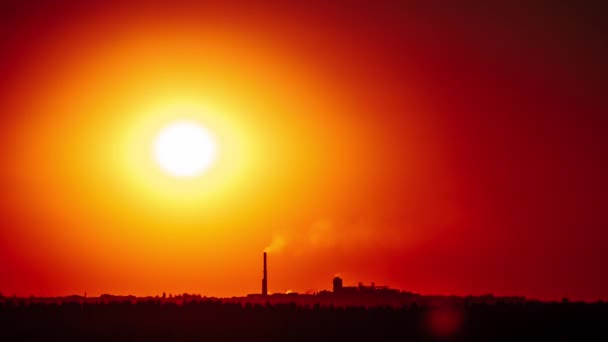 Ηλιοβασίλεμα Καθαρό Πορτοκαλί Ουρανό Πάνω Από Τον Ορίζοντα Μια Σιλουέτα — Αρχείο Βίντεο