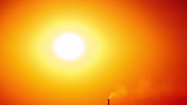 植物工場のシルエットで地平線上に澄んだオレンジ色の空に夕日 タイムラプス 太陽のハローを移動すると素晴らしい大きな明るい日没 鮮やかな色で壮大な夕日のタイムラプス — ストック動画