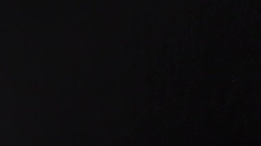 Siyah arka planda beyaz duman. Bir buhar bulutu yükseliyor. Yüzen sis. Buhar buharı patlaması. Şeffaf duman bulutları, soyut sis, buhar dokusu. Gerçek atmosferik etki. 4K.