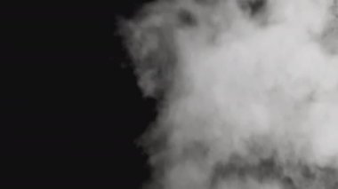 Alfa kanalı ile duman. Gerçekçi duman veya buhar bulutları şeffaf bir arkaplanda yükselir. Özel efekt, doku, görüntü, kompozit ve video montajında kullanım. Duman atmosfer sisi örtüsü. 4K
