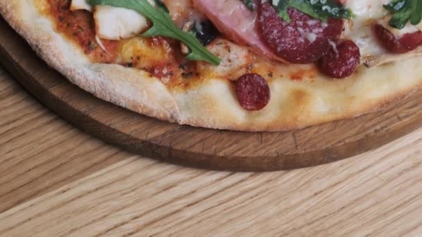 Pizza Eten Een Houten Tafel Een Restaurant Close Van Gesmolten — Stockvideo