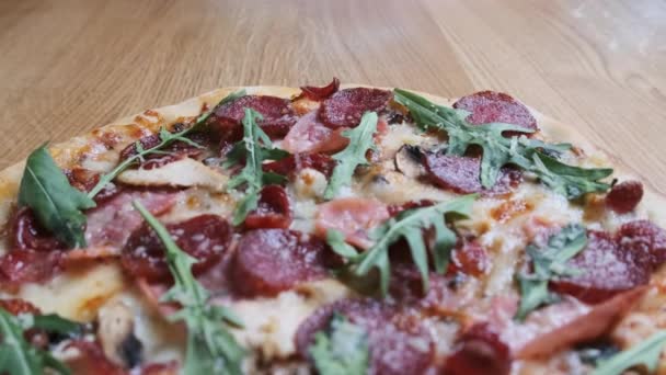 Apetyczna Pizza Drewnianym Stole Restauracji Zbliżenie Topionego Sera Oliwek Bekonu — Wideo stockowe