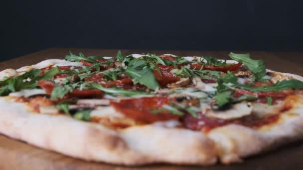 Pizza Apetecible Una Mesa Madera Restaurante Primer Plano Queso Derretido — Vídeos de Stock