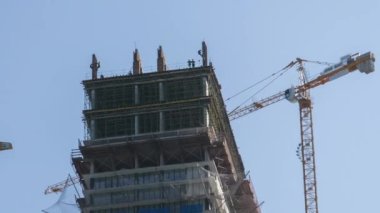 Yapım Zamanı Modern Gökdelenler, Mavi Gökyüzü 'nün Arkaplanındaki Crane kulesini kullanıyor. İnşaat alanındaki vinçler çok katlı bir binada yük kaldırıyor. Batum seti, Gürcistan