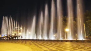 Gece vakti Batumi Embankment 'taki Şarkı Söyleyen Çeşmeler' in Zamanı. Park 'ta renkli ışıklandırmalı birçok çeşme var. Georgia mı? Gece müzik çeşmeleri setin üzerinde..