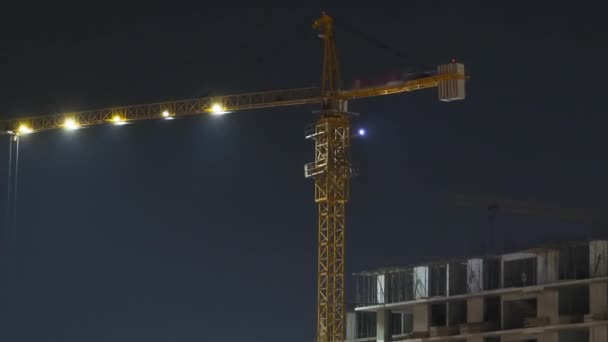 Строительство Здания Ночью Временной Промежуток Башня Кран Освещением Строительной Площадке — стоковое видео