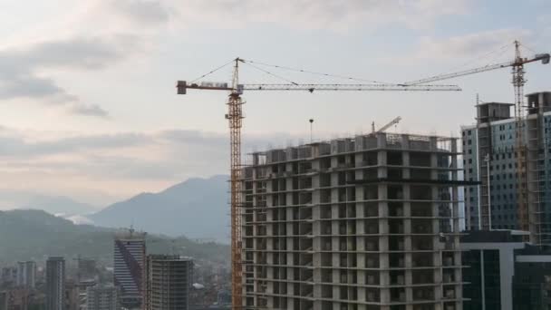 Tower Crane Sitio Construcción Levanta Una Carga Edificio Gran Altura — Vídeos de Stock
